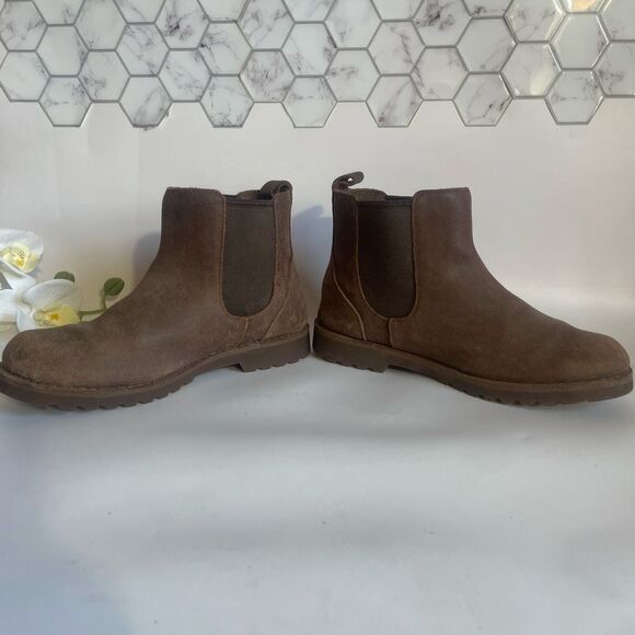 UGG Leather Chelsea Boots - Picture 5 of 8